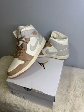 Women’s Air Jordan 1 Mid - Size 9